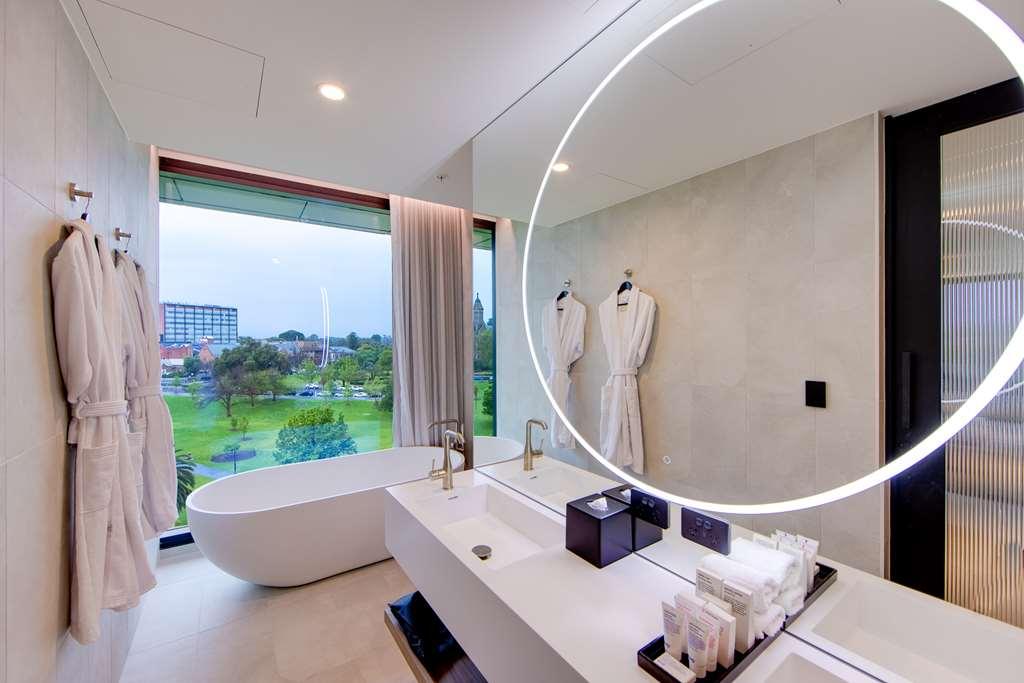 Oval Hotel At Adelaide Oval Экстерьер фото Bathroom