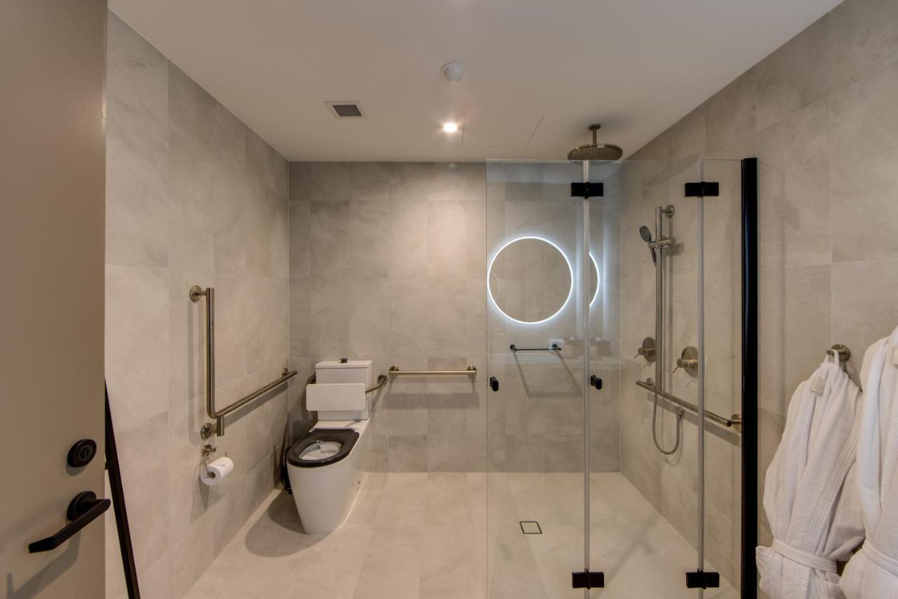 Oval Hotel At Adelaide Oval Экстерьер фото A wet room in a hotel