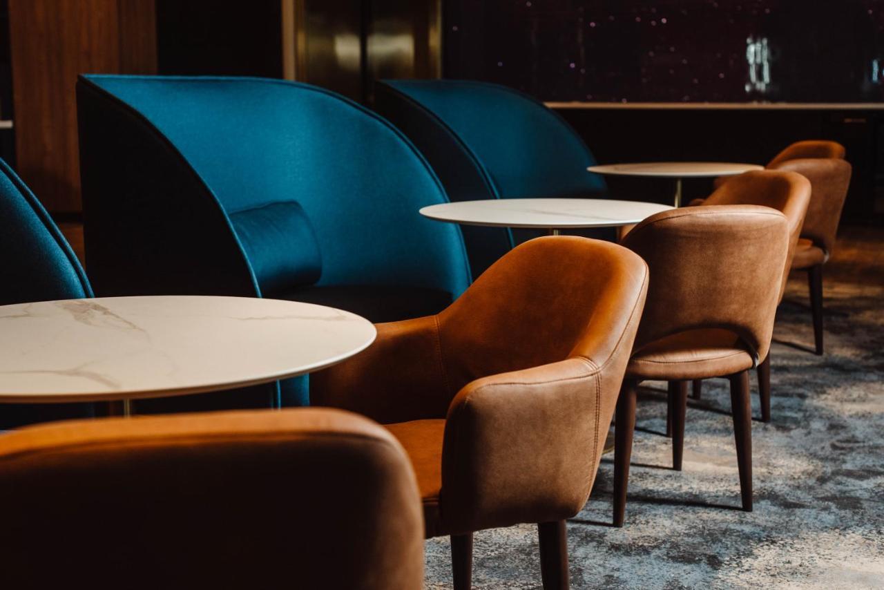 Oval Hotel At Adelaide Oval Экстерьер фото The lounge at the airport