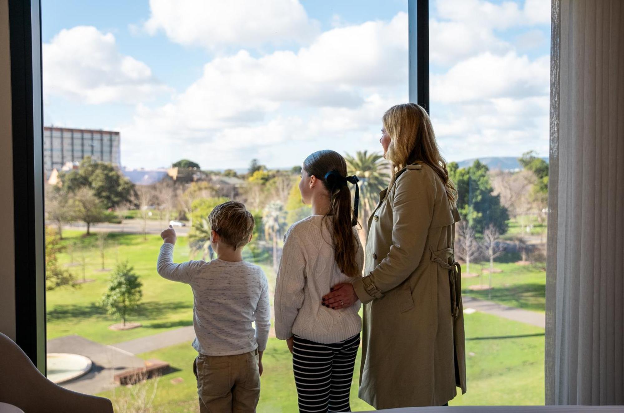 Oval Hotel At Adelaide Oval Экстерьер фото Family at the hotel